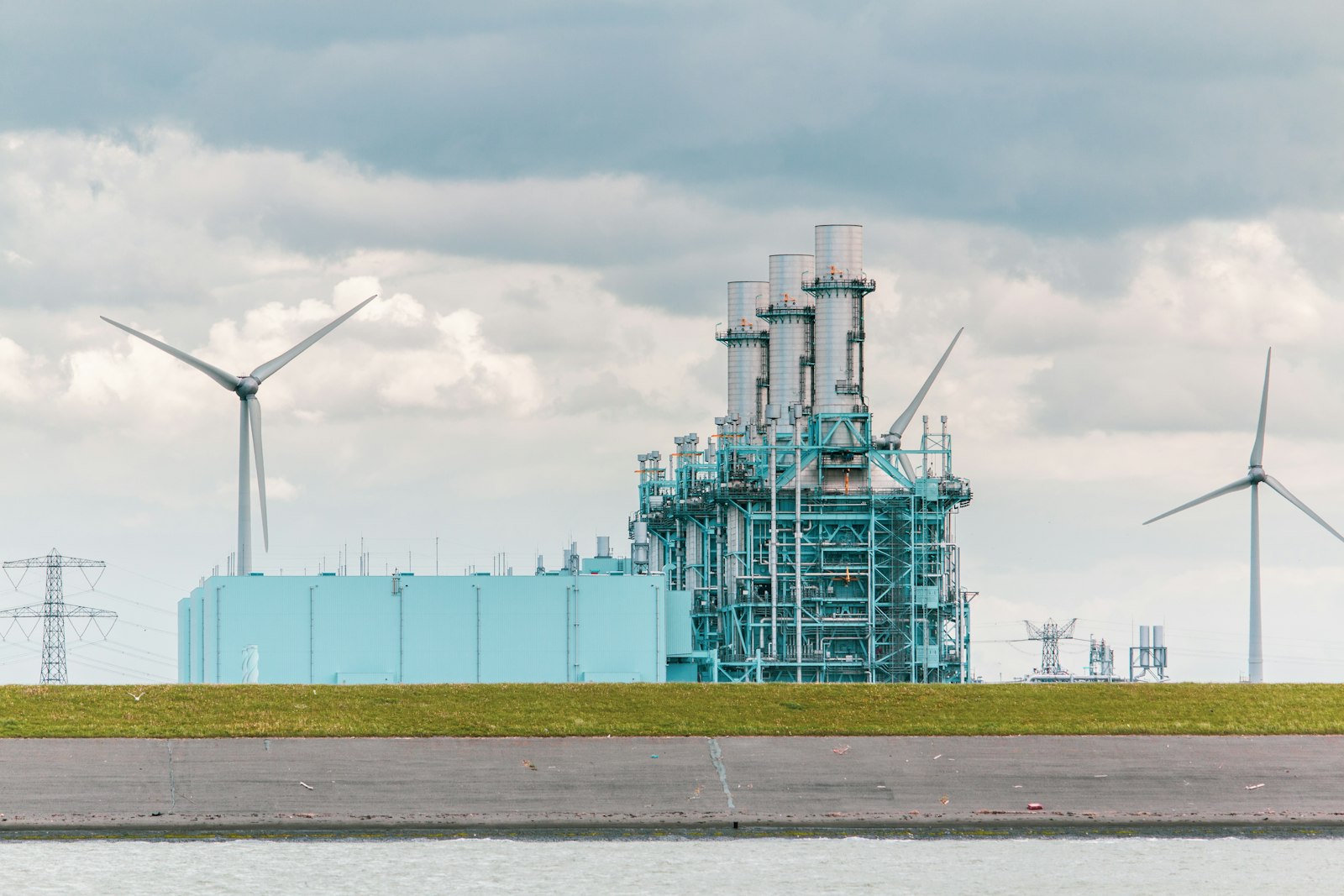 Industrial clean-energy infrastructure, illustrating the scale at which a plastic-to-hydrogen process would need to operate